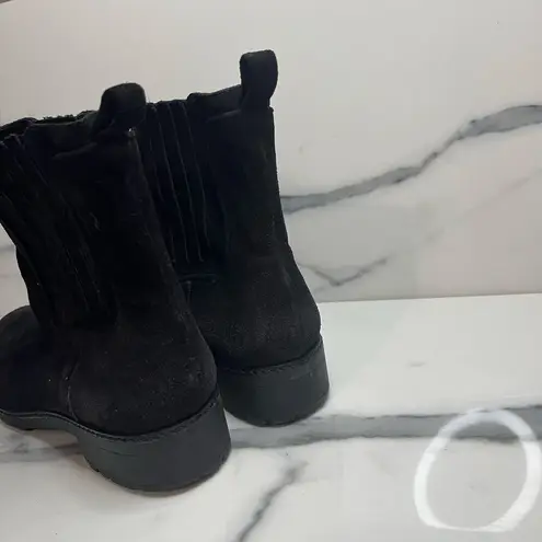 via spiga Women's Classic Black Suede Lug Sole Pull On Erisa Chelsea Boot Sz 8.5