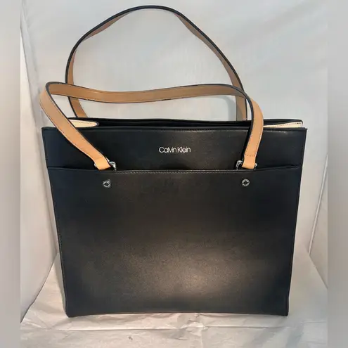 Calvin Klein  Leo Smooth PU Novelty East/West Boxy Large Tote. NWT - Image 3
