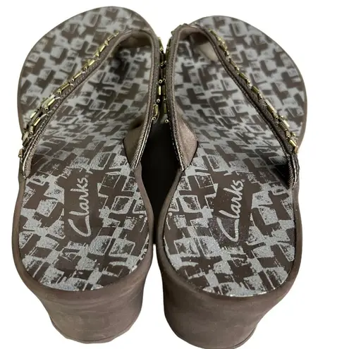 Clarks   Wedge Sandals Womens 8 Brown Silver Beaded Thong Slip On Comfort Resort