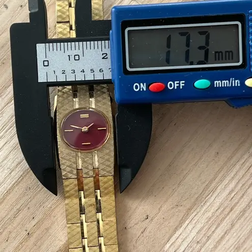 Seiko Rare Vintage Mechanical Winding Ladies Watch Gold Tone Bracelet Red Dial