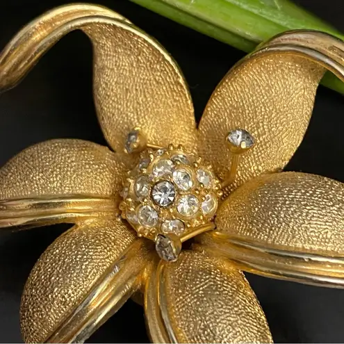 Vintage Unsigned Brushed Gold 3D Flower Brooch