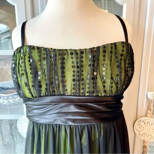 City Triangles  Black And Green Chiffon And Sequin Baby Doll Dress. Juniors Sz S‌