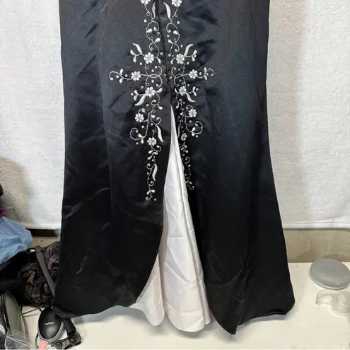 Dave and Johnny Vintage Black & White Sleeveless Halter Formal Long Dress Size 3/4