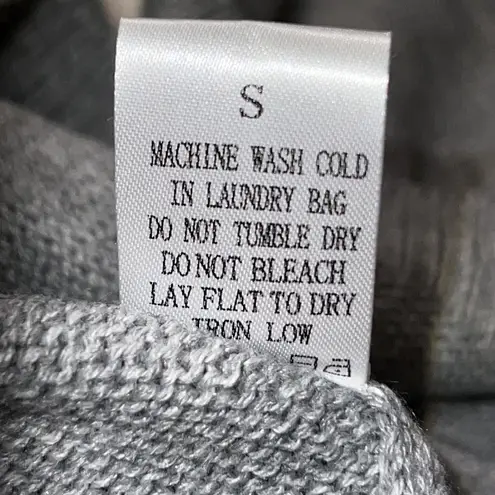 Pink Lily  size small women’s oversized grey sweater with front pocket side slots - Image 7