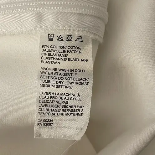 Women’s Saks Fifth Avenue white ankle cropped white button accents pants 12