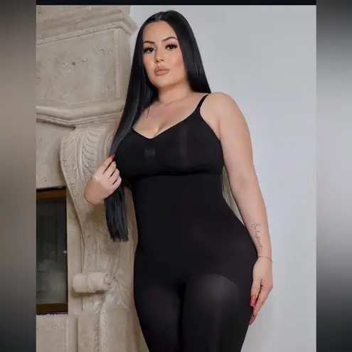 SKIMS  Seamless Sculpt Mid-Thigh Bodysuit Onyx‎ Size M