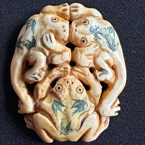 Vintage EUC hand carved bone pendant. 3 frogs “see, hear, speak no evil” Green