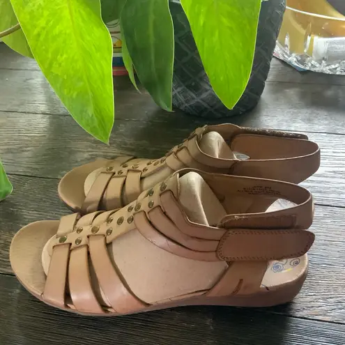 Baretraps Tan Strappy Gold Studs Leather Sandals 1” Rubber Sole Size 9