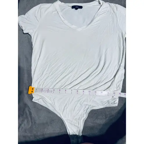 Lulus NWOT  Size Medium Adyn White V-Neck T-Shirt Bodysuit Basics Layering - Image 5