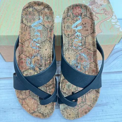 Very G Black Metallic Crisscross Strappy Sandals Contoured Footbed NEW