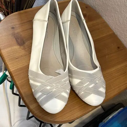 Aerosoles  White/gray flats size 10