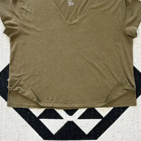 Girlfriend Collective Cupro V-Neck Short Sleeve Tee in Fern Large