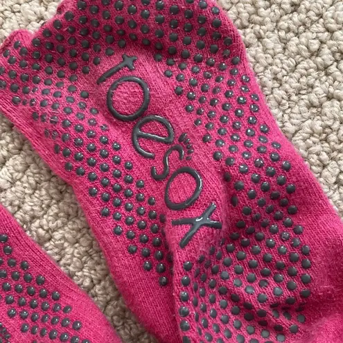 Toesox Half Toe Bellarina Grip Socks Size Medium Dark Pink Barre Pilates EUC