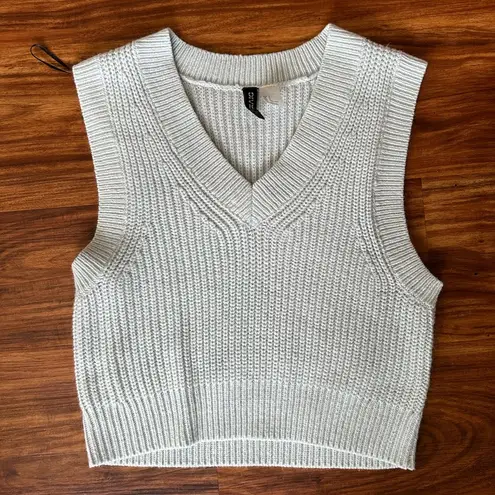 H&M Short sweater vest in a soft double knit. V-neck