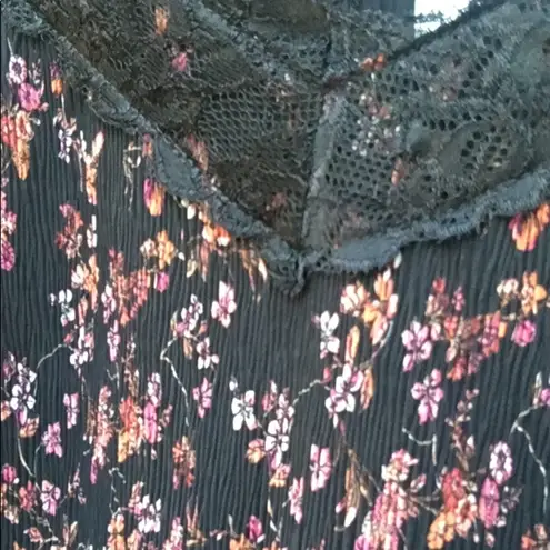 New Everleigh Lace Trim Floral V