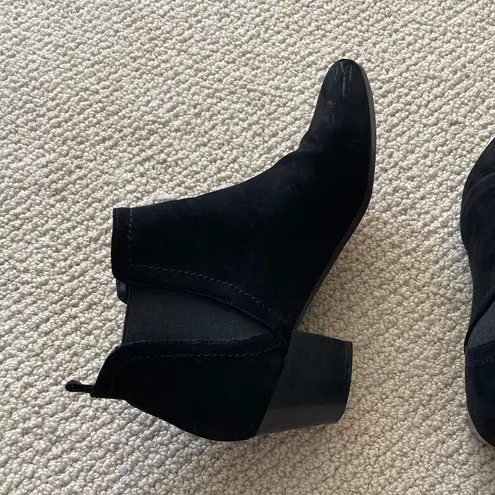 Unisa Black Suede Style Ankle Boots Booties Quilted Elastic Heel Size 8 Like New