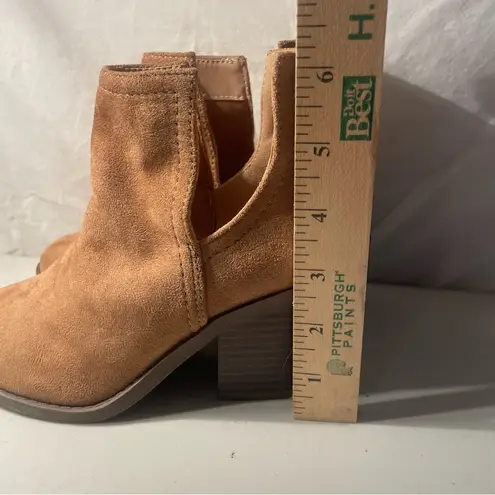ZBY women’s Brown Suede Ankle Boots W/side cutout size 5