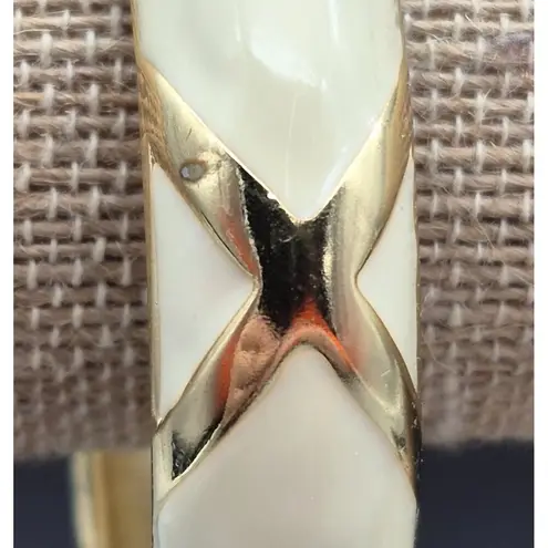 None Stylish Cream Enamel & Gold Tone Hinged Bangle Bracelet Criss Cross Design MINT