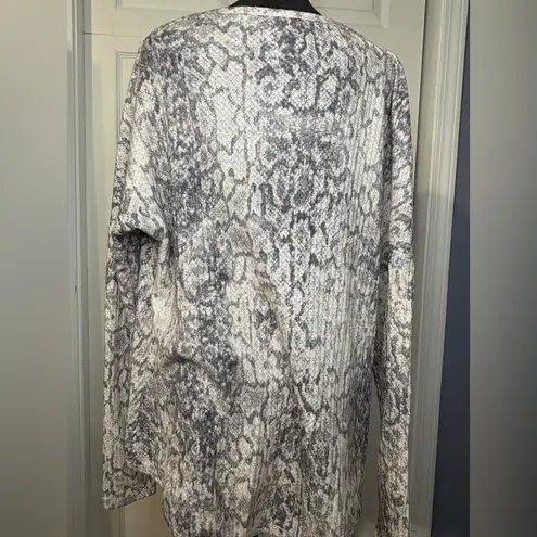 Daytrip  Gray and White Button Down Top