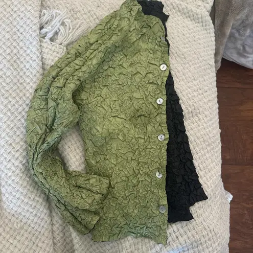 Green and black scrunchy vintage 90’s button down top Size M