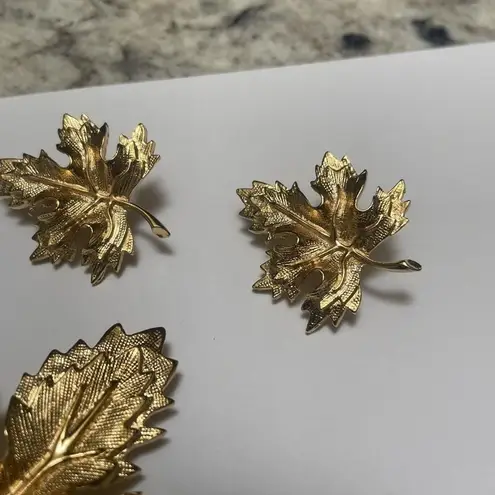 Signed Avon Matching Jewelry Set Gold Tone Brooch & Clip On Earrings