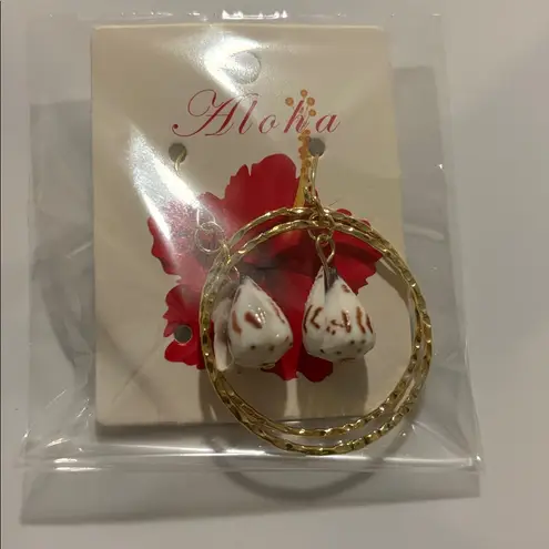 None New Gold toned Hawaiian-Inspired Conch hoop
Earrings beachy vacation cruise