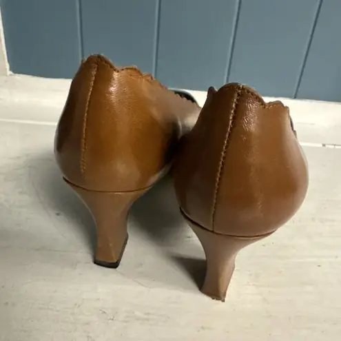 Valerie Stevens Vtg leather scallop edge heels Camel Women’s Sz 8 Pumps *read