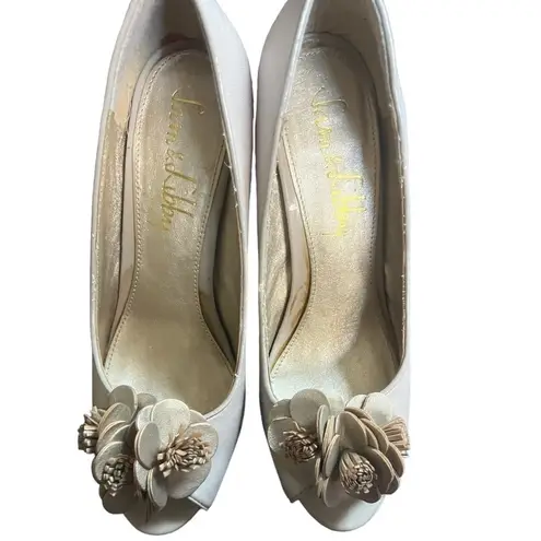 Sam & Libby Taupe Faux Leather 3D Flower Applique Peep Toe Heeled Pumps Sz 6.5M