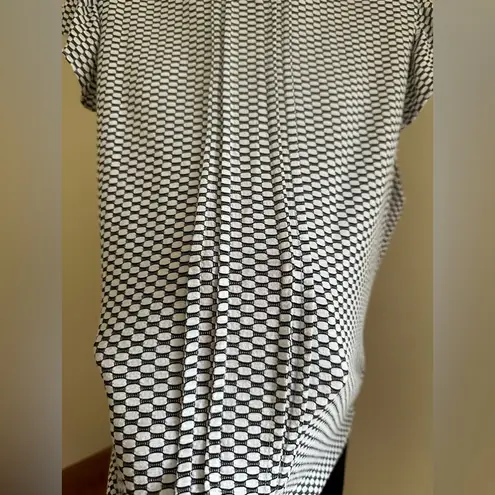 Ellie ELLE Black & White Geometric Top W/ Keyhole Button Short Ruffled Sleeves SZ XXL