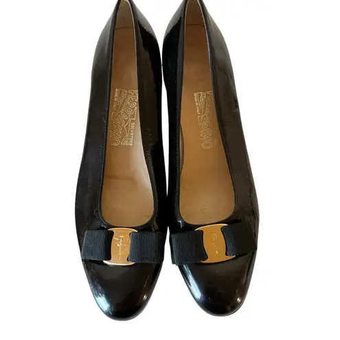 Salvatore Ferragamo Black Patent Leather Vara Bow Pumps – Size 8.5 B