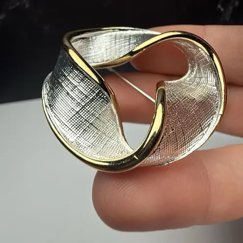 Napier Textured Two Tone Brooch Pin Signed Twisted Ribbon Triangle