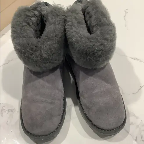 WARM COMFY SHEEPSKIN BOOTIES ⛄️❄️ Gray Size 9