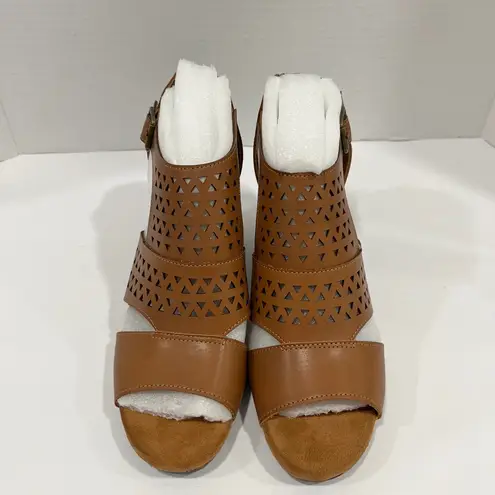 Easy Street Womens Adara Heeled Sandals. Size 7.5. Color Brown