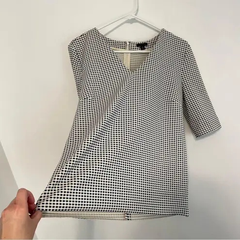 Ann Taylor  Structured Gingham Top White Blue Short Sleeve V-Neck Cottagecore M