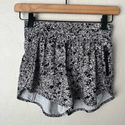 Lululemon  tracker shorts black patterned 4