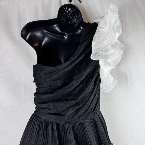 Elliatt Merriment Black White Rosette One Shoulder Pleated Mini Dress Sz Small