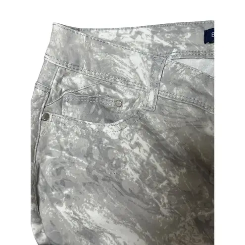 Bandolino Womens Selene Acid Wash Camo White Gray Printed Capri Pants Size 8