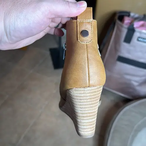 NWOT DV Dolce Vita Gladice Wedge Bootie Tan Size 9