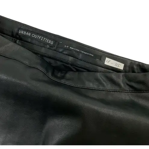 Urban Outfitters  Women Size Small Faux Leather Skirt Black (18-315)