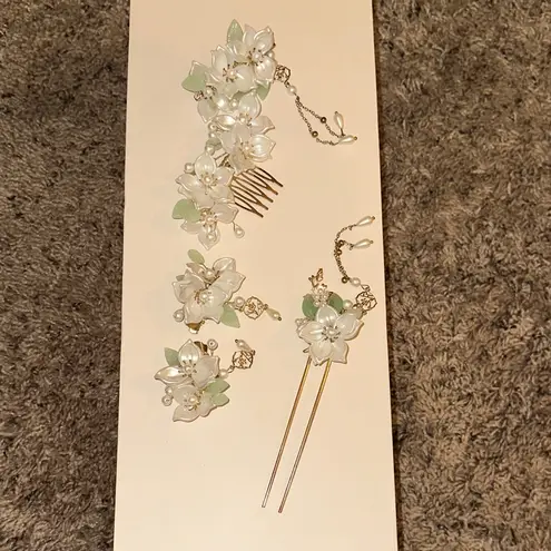 Elegant Floral Hair Accessory Set in White and Gold