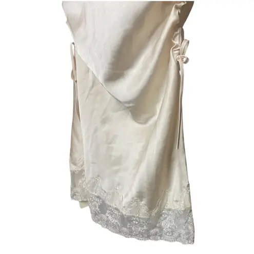 NWT WINGFREE Ivory Satin Midi
Slip Dress with Lace & Ruched Detail
XS/S
