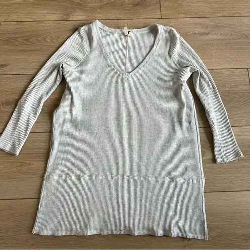 Free People We the Free Split Side Tuesday Tunic V-Neck Knit Top Size Large Light Grey