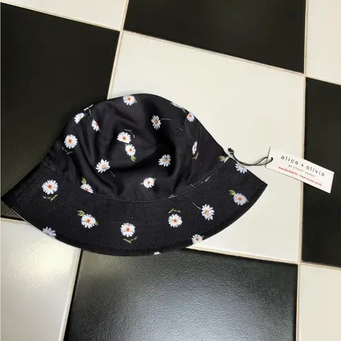 Alice + Olivia NWT  Reversible Daisy Bucket Hat Navy & White Floral 90s Y2K Vibes