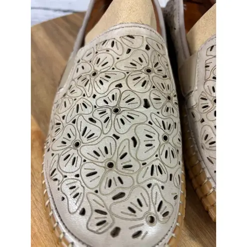 Spring Step Women's Beige Floral Perforated Flats & Loafers Size 10
