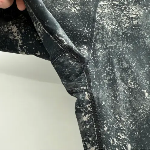 Under Armour  Compression High Rise‎ Black & White Print Capri Leggings Sz M