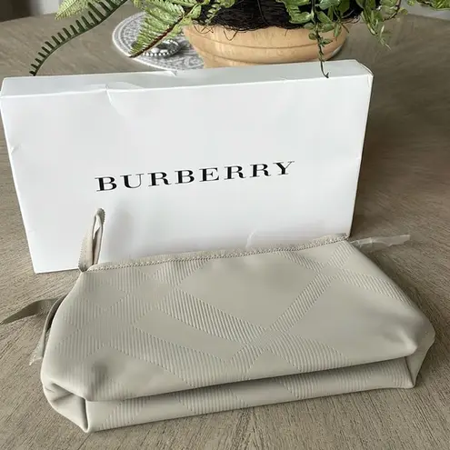 Burberry  cosmetic pouch new in box