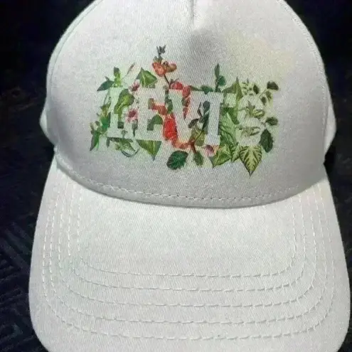 Levi Strauss & Co NWT Seasonal Graphic Women’s Adjustable Baseball Cap White