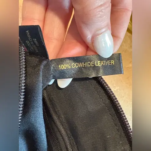 Etienne Aigner leather crossbody / shoulder bag
100% Cowhide Leather - Image 11