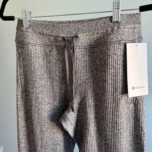 Lululemon NWT  Engineered Warmth Jogger, Graphite Grey / White | Size 6
