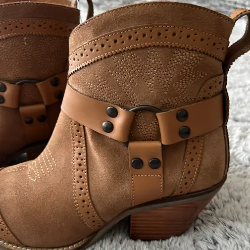 Dingo Gummy Bear Harness Western Fashion Booties Snip toe camel suede NWT size 8